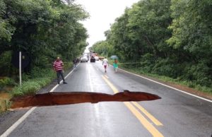 LIBERADA: BR-349 finalmente é liberada após +48h bloqueada por causa de cratera