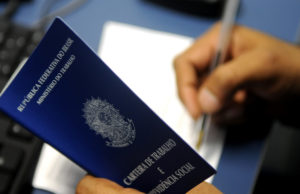 Brasil cria 328 mil empregos com carteira assinada em fevereiro