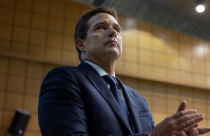 Pix terá opção de aproximação pelo celular em breve, diz Campos Neto