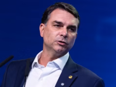Flávio Bolsonaro faz campanha em reduto do pai na Bahia e critica governo Lula