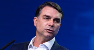 Flávio Bolsonaro faz campanha em reduto do pai na Bahia e critica governo Lula