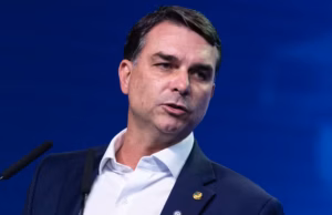 Flávio Bolsonaro faz campanha em reduto do pai na Bahia e critica governo Lula
